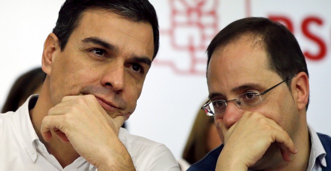 El secretario general del PSOE, Pedro Sanchez, escucha una confidencia del secretari de Organización, Cesar Luena, durante el Comité Federal del partido. REUTERS/Andrea Comas