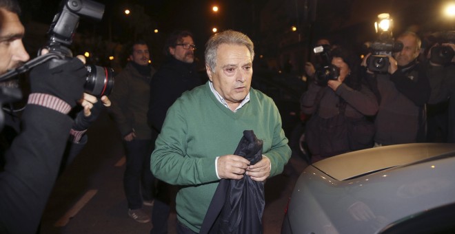 El expresidente de la Diputación de Valencia, Alfonso Rus, a su salida de la ciudad de la justicia de Valencia tras quedar en libertad provisional con fianza de responsabilidad civil de dos millones de euros por el caso Imelsa. EFE/Manuel Bruque