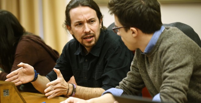 El líder de Podemos Pablo Iglesias, conversa con el portavoz parlamentario de su partido, íñigo Errejón, durante la reunión del grupo de la formación en el Congreso de Los Diputados. REUTERS/Andrea Comas