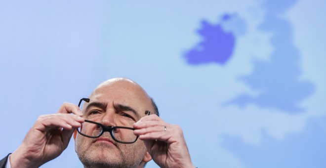 Pierre Moscovici, comisario europeo de Asuntos Económicos y Financieros, presenta las previsiones económicas de invierno de la UE durante una rueda de prensa en la sede de la Comisión Europea en Bruselas, Bélgica 4 de febrero de 2016. REUTERS / Yves Herma