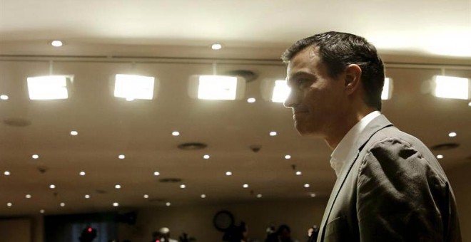 El secretario general del PSOE y candidato a la Presidencia del Gobierno, Pedro Sánchez, al inicio de la rueda de prensa que ha ofrecido hoy en el Congreso. / BALLESTEROS (EFE)