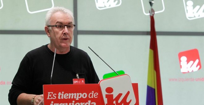 El coordinador general de Izquierda Unida, Cayo Lara, durante su intervención en el Consejo Político Federal, máximo órgano de dirección entre asambleas y compuesto por cerca de 220 miembros, en el que presenta hoy el informe político. EFE