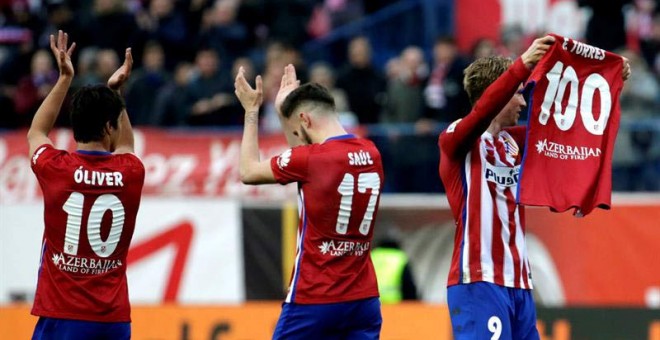 Fernando Torres muestra la camiseta que conmemora su gol 100 con el Atleti. / JAVIER LIZÓN (EFE)