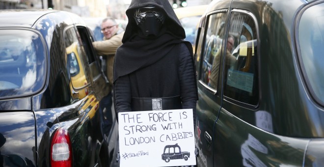 Un taxista londinense se disfraza de Darth Vader, un personaje de Star Wars durante una protesta contra Uber en Whitehall en el centro de Londres, Gran Bretaña 10 de febrero de 2016. REUTERS / Stefan Wermuth