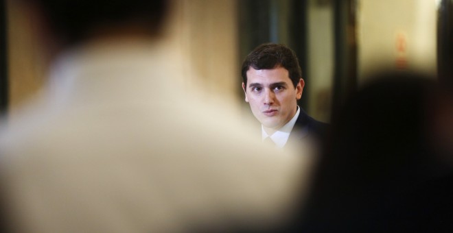 El líder de Ciudadanos, Albert Rivera, en su comparecencia ante los periodistas tras su reunión con el presidente del Gobierno en funciones, Mariano Rajoy. REUTERS/Susana Vera