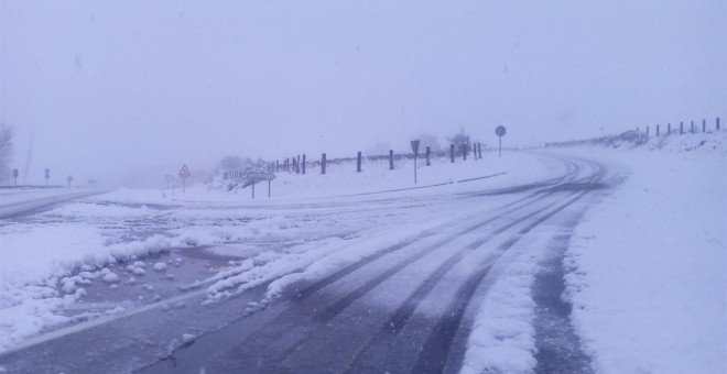 La nieve dificulta la circulación en varias carreteras españolas. EUROPA PRESS