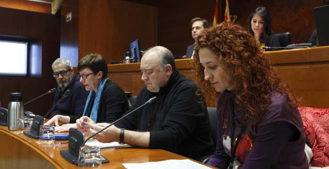 Representantes del comité de empresa de Auzsa y familiares de los trabajadores comparecieron este martes en las Cortes de Aragón.