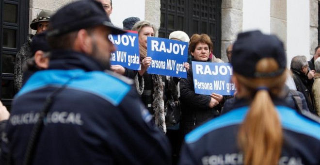 Dirigentes del Partido Popular y trabajadores de Ence han mostrado hoy su apoyo a Mariano Rajoy antes del pleno municipal de Pontevedra que nombrará al presidente del Gobierno en funciones 'persona non grata' por ampliar la concesión, por sesenta años, a