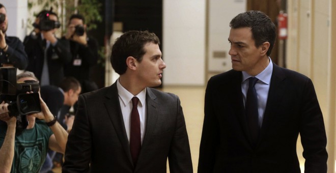 El secretario general del PSOE, Pedro Sánchez, y el presidente de Ciudadanos, Albert Rivera, en su última reunión en el Congreso. Archivo EFE