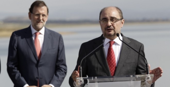 Mariano Rajoy observa a Javier Lambán durante la inauguración de un pantano en Huesca. /ARAGÓN HOY