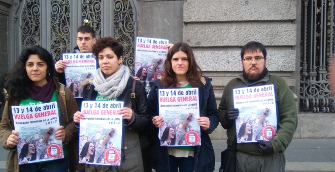 Representantes del Sindicato de Estudiantes frente al Ministerio de Educación. PÚBLICO