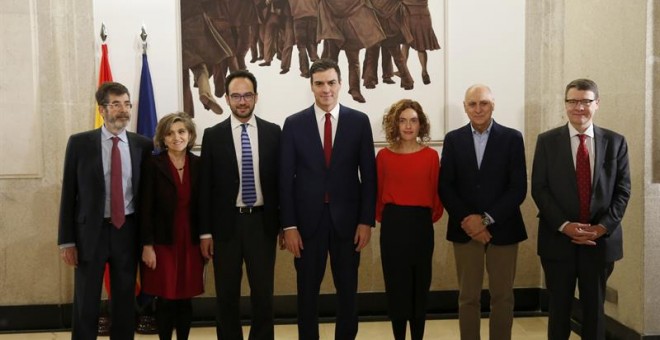 El equipo negociador del partido socialista, (de izda. a dcha.) José Enrique Serrano, María Luisa Carcedo, Antonio Hernando, Pedro Sánchez, Meritxell Batet, Rodolfo Ares y Jordi Sevilla, posan para la foto de familia tras la firma de un acuerdo de invest