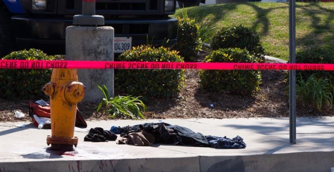 Vista de las pertenencias de un manifestante que quedaron tendidas en una calle luego de un enfrentamiento entre miembros del Ku Klux Klan y activistas en Anaheim, California (Estados Unidos) hoy, sábado 27 de febrero de 2016. Un evento organizado por el