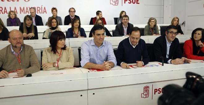 El secretario general del PSOE, Pedro Sánchez, junto a la presidenta, Micaela Navarro, el secretario de Política Federal, Antonio Pradas, el secretario de Organización, César Luena, el secretario de Acción Política, Patxi López, y la secretaria de Sanidad