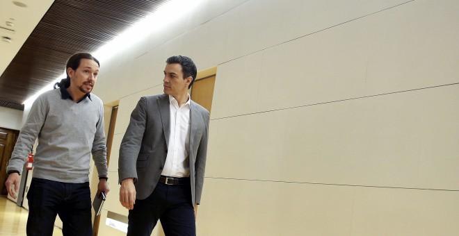 Pablo Iglesias y Pedro Sánchez, en los pasillos del Congreso de los Diputados, comino de la reunión que mantuvieron el pasado 5 de febrero dentro de la ronda de contactos de líder socialista con los partidos para negociar su investidura. EFE