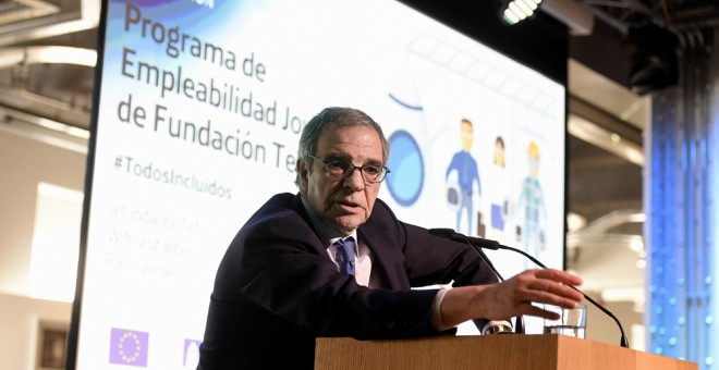 El presidente de Telefónica, César Alierta, durante la presentación hoy de las nuevas 'Lanzaderas de empleo' de la Fundación Telefónica. EFE/Fernando Villar