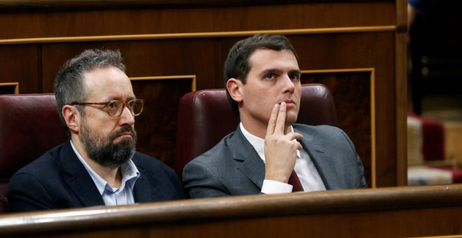 El líder de Ciudadanos, Albert Rivera (d) junto al portavoz parlamentario, Juan Carlos Girauta, durante la primera jornada de la sesión de investidura del secretario general del PSOE, Pedro Sánchez, esta tarde en el Congreso de los Diputados. EFE/J. J. Gu