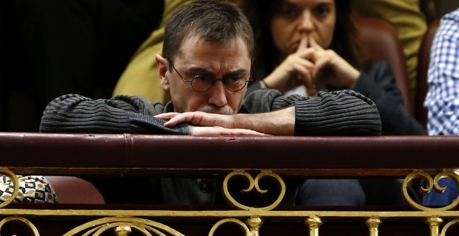 El cofundador de Podemos Juan Carlos Monedero durante la primera jornada de la sesión de investidura del secretario general del PSOE, Pedro Sánchez, esta tarde en el Congreso de los Diputados. EFE/J. J. Guillén