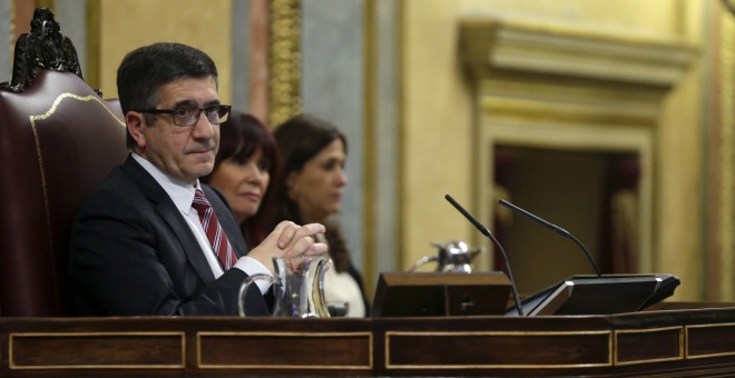 El presidente del Congreso, Patxi López, durante la primera jornada de la sesión de su investidura del líder del PSOE, Pedro Sánchez, esta tarde en el Congreso de los Diputados. EFE/Javier Lizón