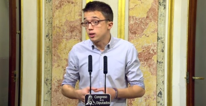 Íñigo Errejón, número dos de Podemos, expone la posición de su partido sobre el discurso de investidura de Pedro Sánchez.