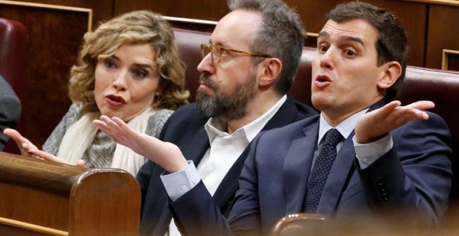 El presidente de Ciudadanos, Albert Rivera (d), junto a los diputados de su formación Marta Martín y Juan Carlos Girauta (c), en su escaño durante la segunda jornada del debate de investidura del secretario general del PSOE, Pedro Sánchez. EFE/Zipi