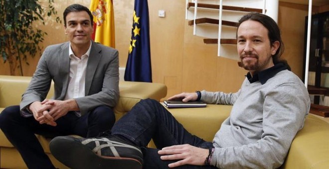 El líder del PSOE, Pedro Sánchez, en una reunión con el secretario general de Podemos, Pablo Iglesias. EFE