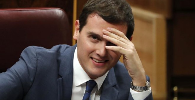 El líder de Ciudadanos, Albert Rivera, durante la sesión plenaria en la que se celebra la segunda votación de la investidura del candidato socialista, Pedro Sánchez. EFE/JAVIER LIZÓN.