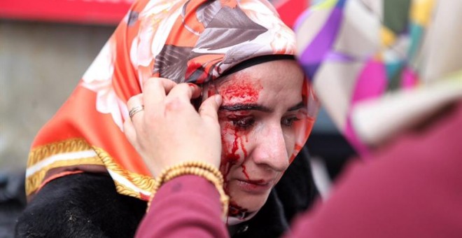 Una mujer, herida tras la carga policial contra los manifestantes que protestaron este sábado por el cierre del diario 'Zaman', en Turquía. EFE/EPA/USAME ARI/ZAMAN NEWSPAPER