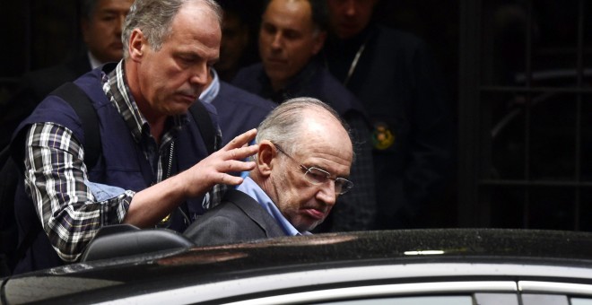 Rodrigo Rato sale detenido de su domicilio en Madrid. Foto: Javier Soriano. (AFP)