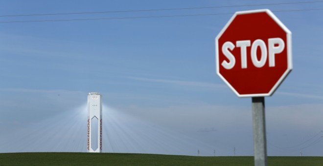 Torre de Abengoa en su planta solar Solucar, en Sanlucar la Mayor, cerca de Sevilla. REUTERS