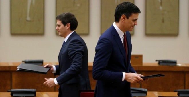 Pedro Sánchez y Albert Rivera, en el acto en el que ambos firmaron su acuerdo de Gobierno. Archivo EFE.