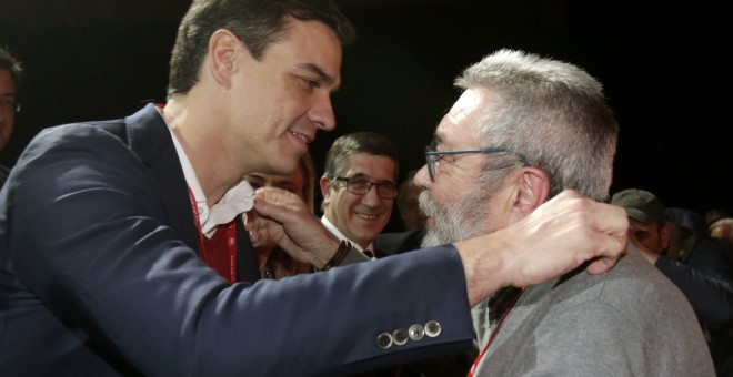 El secretario general de UGT, Cándido Méndez (d), saluda al secretario general del PSOE, Pedro Sánchez, durante el 42 Congreso Confederal de UGT hoy en Madrid. EFE/Javier Lizón