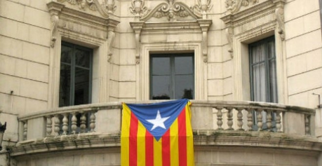 La fachada del Ayuntamiento de Berga con la bandera esteladas.