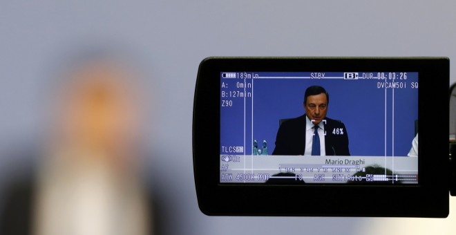 Un visor de una cámara de televisión recoge la imagen del presidente del BCE, Mario Draghi, durante la rueda de prensa mensual en la sede de la entidad. REUTERS/Kai Pfaffenbach