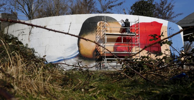 La obra de arte del niño sirio de tres años de edad, que se ahogó en septiembre junto con su madre y su hermano cuando trataban de llegar a Europa, permanecerá a unos 15 minutos a pie del centro de la ciudad, hasta el otoño.- REUTERS