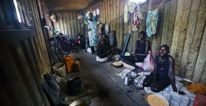 Mujeres y niños refugiados en un campamento de Médicos Sin Fronteras, en Bentiu, Sudán del Sur. AFP / ALBERT GONZALEZ FARRAN