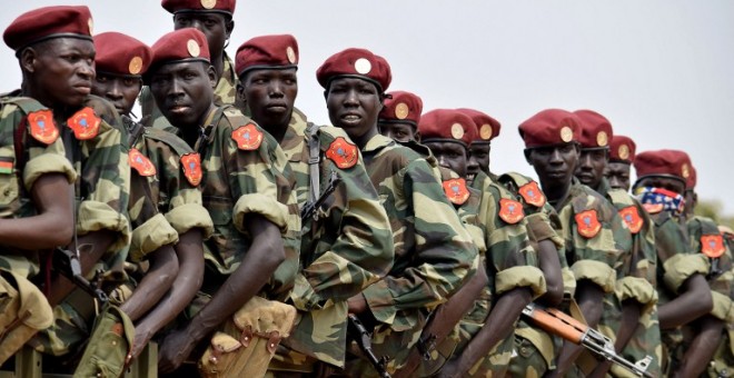 Miembros del Ejército Popular de Liberación de Sudán, montados en un camión salen de la la capital Juba, de acuerdo con el acuerdo de paz firmado en agosto entre el Gobierno y la oposición. AFP / Samir Bol