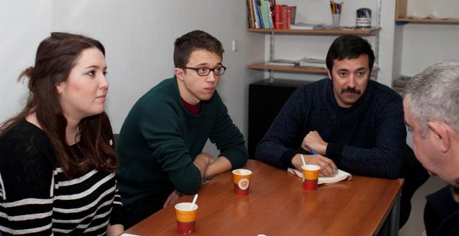 El portavoz de Podemos en el Congreso, Íñigo Errejón (2i), durante la reunión que ha mantenido con representantes del sector del cerco en Galicia, hoy en Pontevedra. EFE/Salvador Sas