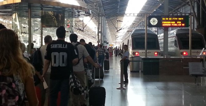 Pasajeros esperan en la estación de tren. EUROPA PRESS