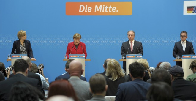 La canciller alemana y líder de la CDU, Angela Merkel, con los candidatos de su partido en las elecciones regionales de este domingo, en las que las formaciones xenófobas han registrado un fuerte ascenso. REUTERS/Fabrizio Bensch