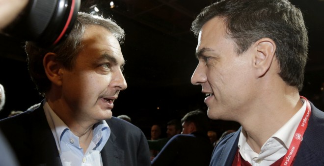 El secretario general del PSOE, Pedro Sánchez, conversa con el expresidente del Gobierno, José Luis Rodríguez Zapatero, durante el 42 Congreso Confederal de UGT. EFE/Javier Lizón