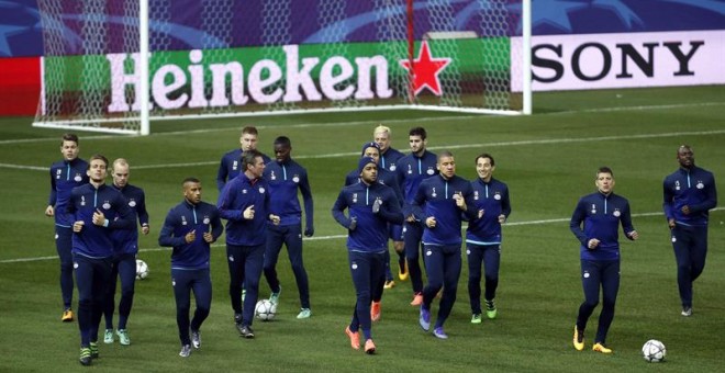 Los jugadores del PSV entrenando ayer en el Vicente Calderón. /EFE