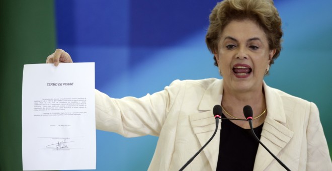 La presidenta brasileña Dilma Roussef enseña  el decreto de posesión de su antecesor Luiz Inácio Lula da Silva como nuevo ministro de Estado y Casa Civil de la Presidencia de la República en el Palacio de Planalto en Brasilia (Brasil). EFE/FERNANDO BIZERR