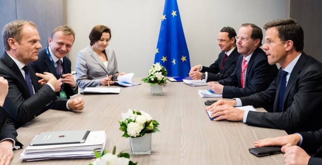 El presidente del Consejo Europeo, Donald Tusk, conversando ayer en Bruselas con el primer ministro holandés, Mark Rutte. /REUTERS