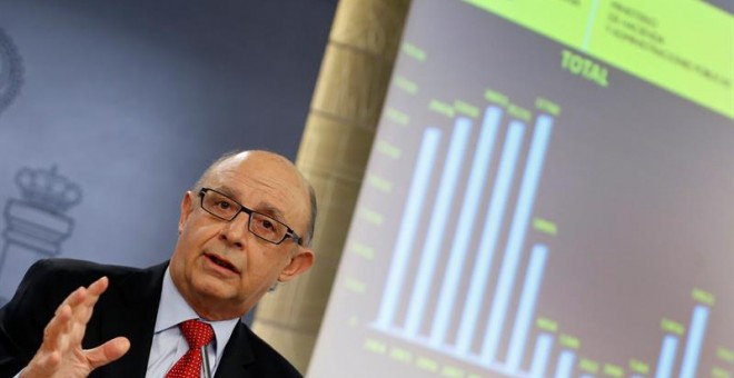 El ministro de Hacienda en funciones, Cristóbal Montoro, durante la rueda tras la reunión del Consejo de Ministros, que ha aprobado hoy la Oferta de Empleo Público de 2016 que incluye 13.427 nuevas plazas, el 62 % más que en 2015, y 5.594 plazas de promoc