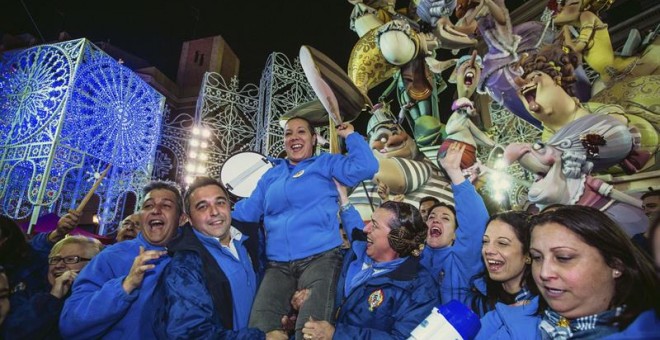 La falla Cuba-Literato Azorín se ha alzado con el primer premio de la sección Especial de las Fallas de Valencia gracias a la obra 'Calla, canalla', del artista Carlos Carsí y basada en el arte del piropo y sus consecuencias. EFE/Gustavo Grillo