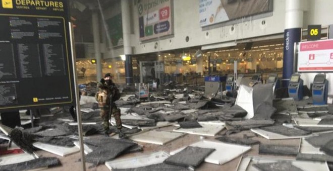 Atentado Bruselas: Así ha quedado el interior del aeropuerto de Bruselas.- TWITTER @intlspectator