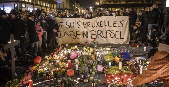 Varias personas se reúnen en la plaza Bourse de Bruselas. - EFE