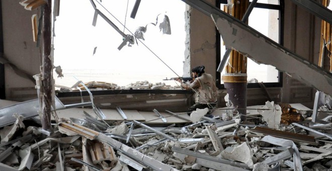 Un miembro de las fuerzas del  presidente de Siria, Bashar Al Asad, dentro de un palacio durante su ofensiva para recuperar Palmira. REUTERS