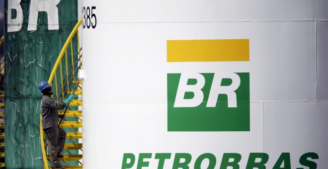 Un trabajador pinta un tanque de almacenamiento de Petrobras en Brasilia. REUTERS/Ueslei Marcelino